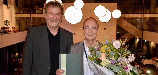 Ehrenpreis für Geriater Dr. Rupert Püllen Dr. Rupert Püllen (r.) erhält den Schiffbauer-Ehrenpreis aus den Händen von DGG-Präsident Professor Markus Gosch.