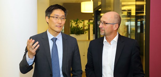 Nutzenbewertung im Kostenkorsett Dr. Sang-Jin Pak (links) im Gespräch mit Wolfgang van den Bergh.