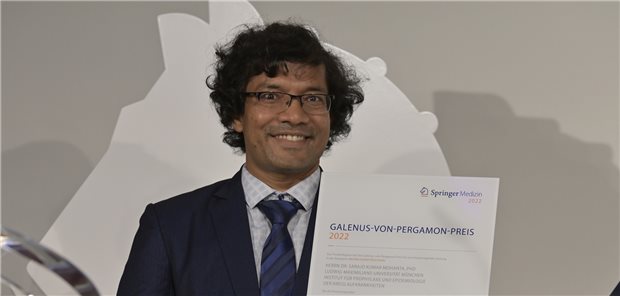 Dr. Sarajo Kumar Mohanta nimmt den Galenus-Preis entgegen. Sein Team hat entdeckt, dass auch das periphere Nervensystem und das Gehirn an der Atherosklerose-Entwicklung beteiligt sind