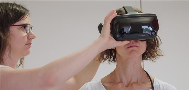 Dr. Simone Behrens setzt einer Probandin mit Anorexie eine VR-Brille auf.