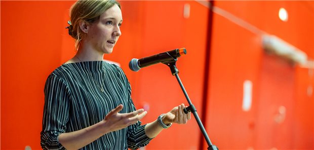 Dr. Sonja Mathes sprach sich bei der Hauptversammlung des Marburger Bundes dafür aus, die Kolleginnen und Kollegen dabei zu unterstützen, die bald obligatorische Zeiterfassung für Ärzte an Unikliniken konsequent einzufordern.
