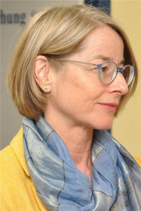 Wie MoniKa Ärzte und Patienten entlastet Dr. Stefanie Meyer zu Altenschildesche ist Fachärztin für Innere Medizin und seit 2009 in der Gemeinschaftspraxis DHM in Leverkusen als hausärztliche Internistin tätig. Medizin studierte sie an der Universität Köln.