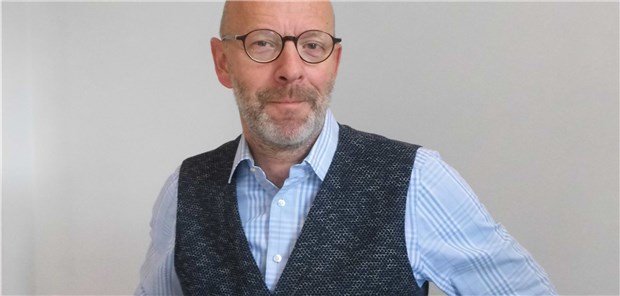 Staunen über die friedliche Revolution Dr. Stephan Helm war in der DDR zuletzt Leiter der Kreishygieneinspektion mit rund 350 Mitarbeitern. Seit 1991 ist er Geschäftsführer der Krankenhausgesellschaft Sachsen.