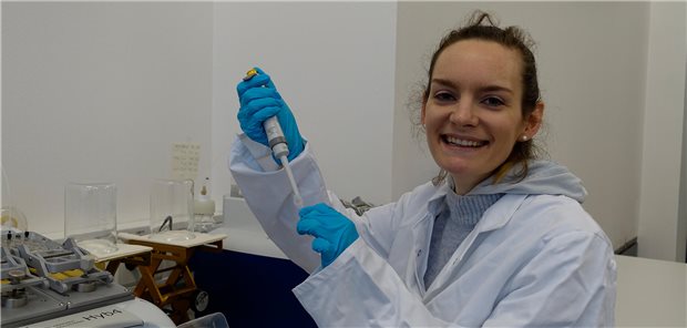 Dr. Suki Albers-Fomenko, Universität Hamburg, ist die Trägerin des Adolf-Windorfer-Preises 2024.