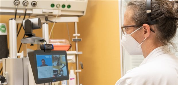 Dr. Susann Walz, Leiterin der Zentralen Notaufnahme des Klinikums Main-Spessart, in einer telemedizinischen Visite.