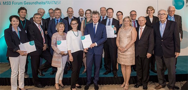 Dr. Susanne Fiedler (3. von rechts, hintere Reihe), Vorsitzende der Geschäftsführung von MSD Deutschland, mit den Gewinnern des diesjährigen MSD Gesundheitspreises.