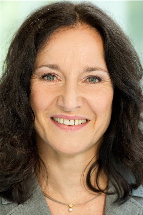 Corona und Reha: „Interdisziplinarität zahlt sich aus“ Dr. Susanne Weinbrenner, Leitende Ärztin und Leiterin des Geschäftsbereichs Prävention, Rehabilitation und Sozialmedizin bei der Deutschen
Rentenversicherung Bund.