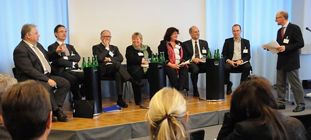 AMNOG: Bürokratiemonster oder Zusatznutzen? Dr. Theo Windhorst, Dr. Christoph Straub, Dr. Norbert Metke, Hannelore Loskill, Bärbl Mielich, Dr. Engelbert Günster, Professor Jürgen Windeler, Wolfgang van den Bergh