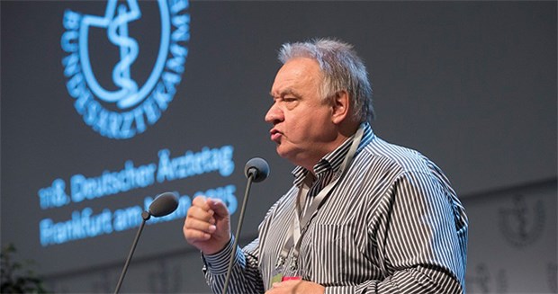 Dr. Theodor Windhorst (hier auf dem Ärztetag im Mai) sieht sich Kritik ausgesetzt.