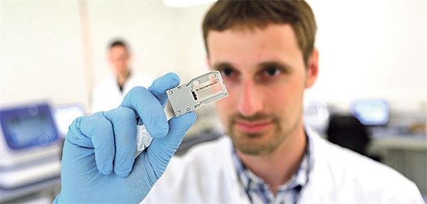 Der Durchbruch in der Tuberkulose-Therapie? Dr. Thomas Kohl vom FZB bereitet eine Genomsequenzierung vor.