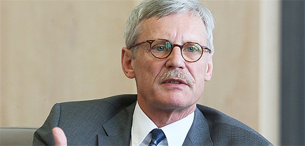 Dr. Thomas Kriedel fordert, die Frist zur TI-Implementierung um ein halbes Jahr zu verschieben.