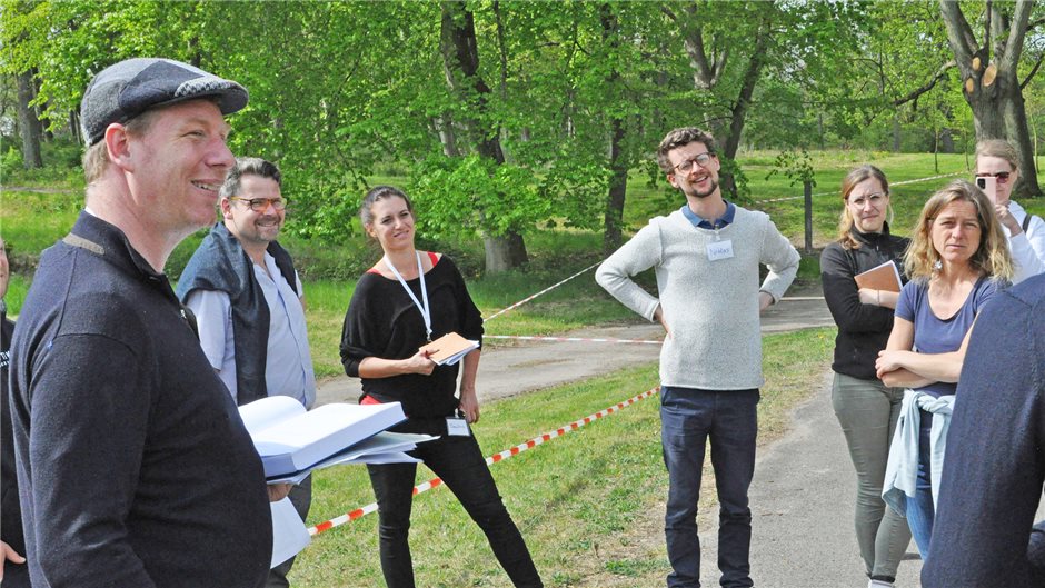 Dr. Thomas Maibaum (links), Hausarzt aus Rostock und engagiert im Vorstand des Vereins, erläutert bei Rundgang durch den Park das Gelände. Dritte von links: Workshopleiterin Dr. Sandra Blumenthal.