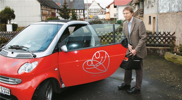 Begleiter des Patienten - Partner des Hausarztes Dr. Thomas Sitte vom Palliativ-Netz in Fulda auf dem Weg zum nächsten Patienten. © ine