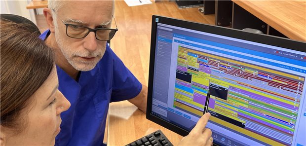 Dr. Thomas Stolz und eine MFA bei der Terminplanung. Patienten, die Termine nicht wahrnehmen, müssen für den nächsten Termin 50 Euro Pfand hinterlegen.