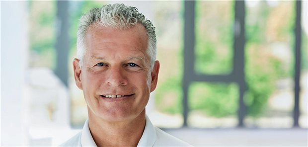 „Das Personal des gesamten Hauses muss diszipliniertes Hygieneverhalten sicherstellen“ Dr. Thorsten Gehrke ist Facharzt für Orthopädie und Sportmedizin und Ärztlicher Direktor der Helios ENDO-Klinik Hamburg. Mitglied im QSR- Expertenpanel Endoprothetik