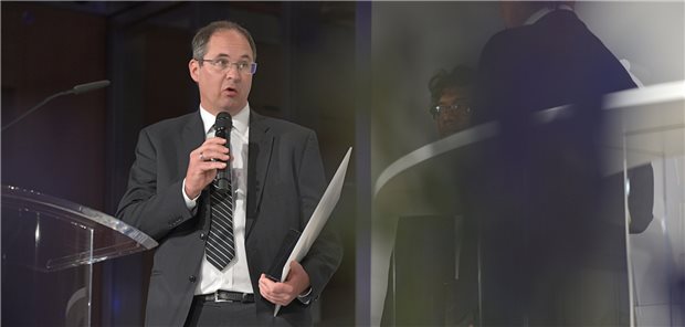 Dr. Timo Müller bei der Galenus-Preisverleihung: Mit seinem Team vom Helmholtz Zentrum München hat der Forscher für die Behandlung von Adipositas und Diabetes mellitus das neuartige Konzept des GIP/GLP-1-Ko-Agonismus entwickelt.