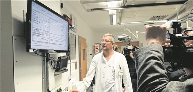 Digitaler Draht zwischen Rettungswagen und Klinik Dr. Ulrich Heindl kann am Bildschirm Daten des Patienten vor dessen Eintreffen in der Klinik ablesen.