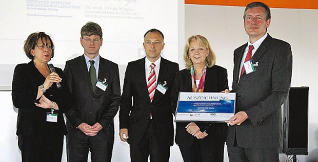 Organspende: NRW-Krankenhäuser für besonderen Einsatz geehrt Dr. Ulrike Wirges, Deutsche Stiftung Organtransplantation und NRW-Ministerpräsidentin Hannelore Kraft (2.v r.) ehren Vertreter der Uniklinik Köln (v.l.), Professor Dirk Stippel, Professor Thomas Benzing, Professor Edgar Schömig.
