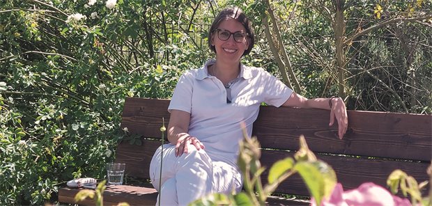 Dr. Verena Gall im Garten ihrer Praxis