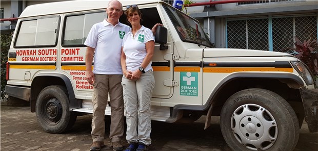 Triage mit Stempel und roter Mütze Dr. Verena Gröschel und ihr Kollege Dr. Josef Lipinksi vor dem Ambulanzauto der German Doctors in Howrah.