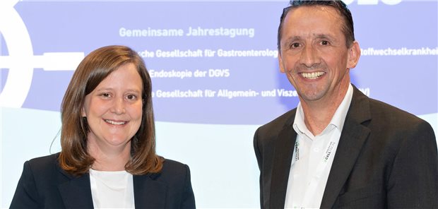Ernst von Leyden-Preis geht an Verena Wagner vom Uniklinikum Tübingen Dr. Verena Wagner (links) erhält den Ernst von Leyden-Preis vom stellvertretenden Vorstandsvorsitzenden der Stiftung LebensBlicke, Professor Matthias Ebert.