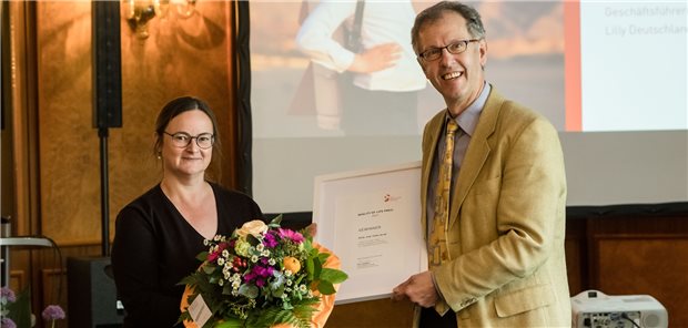 Dr. Volker Arndt vom Deutsches Krebsforschungszentrum erhält von Professor Susanne Singer, Universitätsmedizin Mainz und Jury-Mitglied, den Quality-of-
Life-Preis der Lilly Deutschland Stiftung.