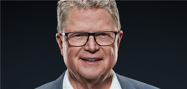 Dr. Volker Schrage ist Facharzt für Allgemeinmedizin, Stellvertretender Vorstandsvorsitzender der KVWL und seit 2000 Bundesdelegierter des Deutschen Hausärzteverbandes.