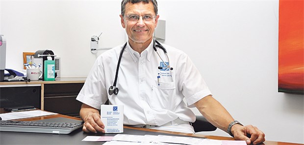 Dr. Winfried Haerer mit den von ihm entwickelten Leitlinien im Kleinformat.