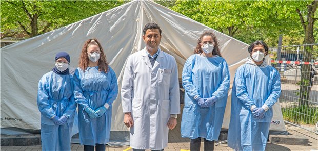 Dr. Wjahat Waraich testet und impft dort, wo sonst keiner hingeht Dr. Wjahat Waraich mit seinem Team auf dem Vahrenheider Marktplatz in Hannover.