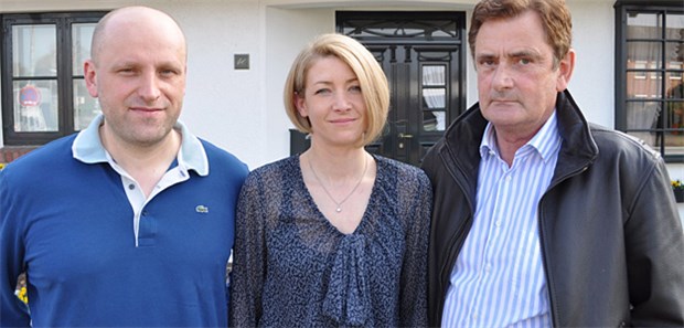 Als Quereinsteiger in die Familienpraxis Dr. Wolfgang Krieger (rechts) will seine Hausarztpraxis an Tochter Katharina und Schwiegersohn Dr. Nick Merkel weitergeben. Die beiden Kinderärzte bilden sich derzeit zu Allgemeinmedizinern weiter.