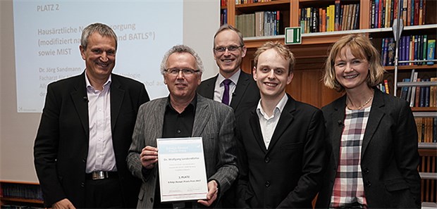 Telekonsil-Konzept und Patientenpatenschaften siegen beim Praxis-Preis Dr. Wolfgang Landendörfer (2. v.l.), Pädiater aus Nürnberg, und sein Team erhielt ebenfalls den ersten Platz.
