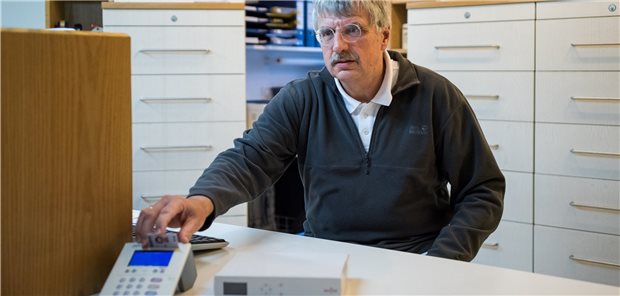 Dr. Wolfgang von Schreitter in seiner Praxis. (Archivbild)