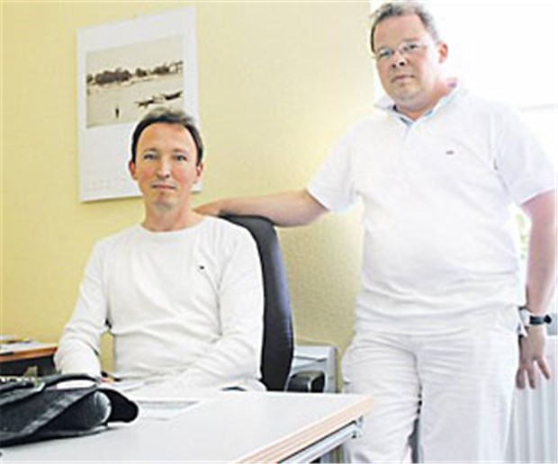 Eine Übungsbühne für den Arztnachwuchs Dr. Wolfram Edelmann (links) und Dr. Michael Nitschke-Bertaud wollen in ihrer Lehrpraxis Studenten für den Hausarztberuf begeistern.