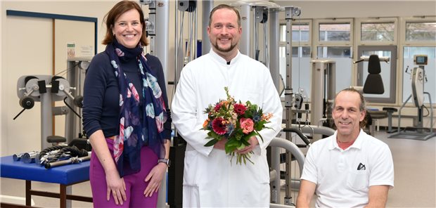 Dr. Yann Marc Fülling (Mitte) mit Geschäftsführerin Anne Elvering und Dr. Mirko Aach, Ärztlicher Direktor des Berufsgenossenschaftlichen Universitätsklinikums Bergmannsheil in Bochum.
