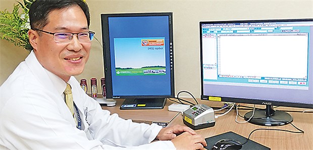 Hightech im Verbund mit Tradition Dr. Yu-Sheng Lin demonstriert das Krankenhausinformationssystem des CGMH.