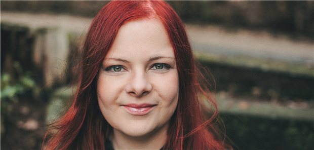Dr. med. Minu Dietlinde Tizabi: Ihr Herz schlägt nicht nur für die Onkologie. Im vergangenen Jahr erschien ihr erster Roman.