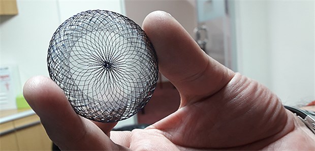 Ein Arzt lässt Implantate "weben" Draht-Implantat. Es wurde von bolivianischen Frauen gewebt und wird bei Kindern mit Herzfehlern eingesetzt.