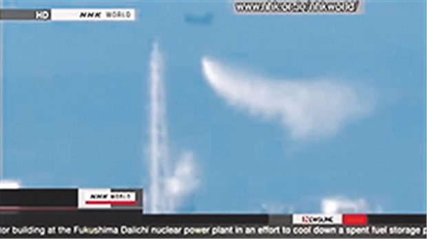 Japaner kämpfen mit hohem Risiko gegen Kernschmelze Dramatische Szenen in Fukushima: Das japanische Fernsehen zeigt Bilder vom Hubschraubereinsatz.