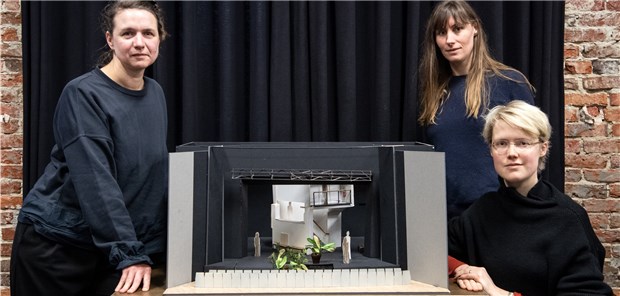 Das Ungesagte zu Niels H. Dramaturgin Silke Merzhäuser (l.n.r.), Regisseurin Julia Roesler und Ausstatterin Charlotte Pistorius stehen vor einem Modell des Bühnenbildes von „Überleben“ ein Theaterprojekt zum Fall des Patientenmörders Niels H.