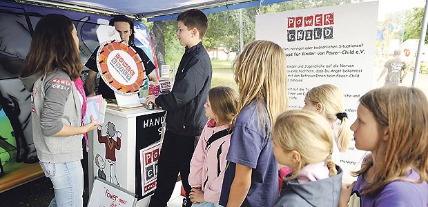 "Wer dich berühren darf, entscheidest du allein!" Drehen am Quiz-Rad - wer gewinnt? Power-Child versucht mit vielen Aktionen, Kinder stark zu machen. Sie werden ermutigt, sexuelle Übergriffe anzuzeigen, damit Täter bestraft werden.