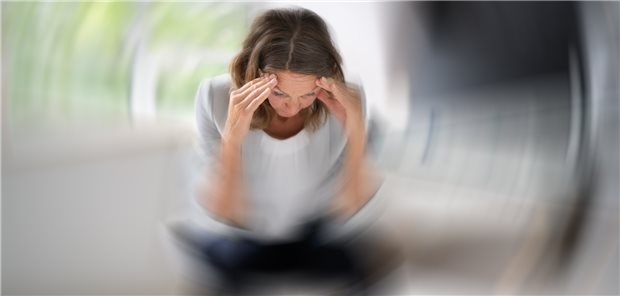 Drehschwindelattacke: Ein benigner peripherer paroxysmaler Lagerungsschwindel (BPPV) klingt meist von selbst wieder ab. Allerdings kann das Tage bis Wochen und gelegentlich sogar Monate dauern.