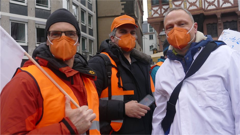Drei Ärzte aus Karlsruhe. Der Mann rechts im Bild wird in drei Monaten nicht meh...