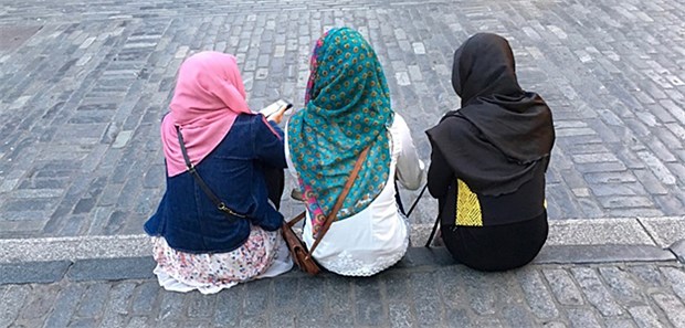 Wenn die Religion mit im Behandlungszimmer sitzt Drei Frauen mit Kopftuch: Die Behandlung von Angehörigen einer anderen Religion ist für Ärzte oft schwierig.