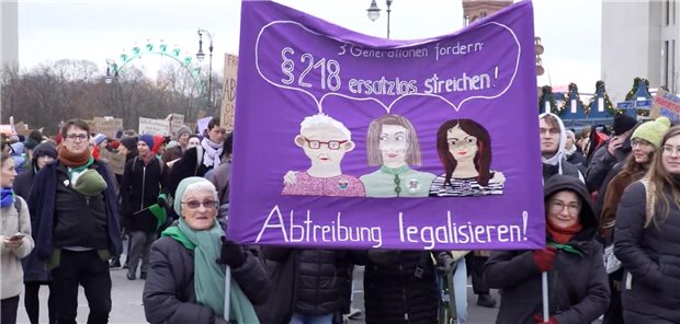 „Drei Generationen fordern §218 ersatzlos streichen – Abtreibung legalisieren!“ steht auf dem Transparent, das Frauen bei einer Demonstration tragen. Die Demonstrationen zur Kampagne „Abtreibung legalisieren – jetzt!“ fanden in Berlin und Karlsruhe statt.