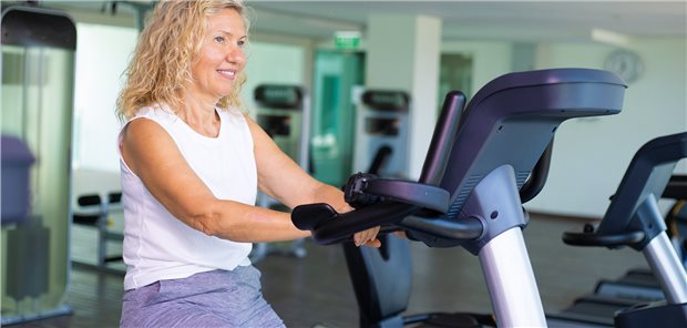 Frau auf Heimtrainer