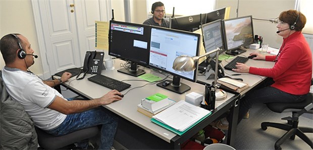 Mediziner dolmetschen beim Arztbesuch Drei Mitarbeiter der ife Gesundheits AG bei der Arbeit: Ahmed Hashin und Chyar Sido (von links) dolmetschen für Praxen per Telefon.