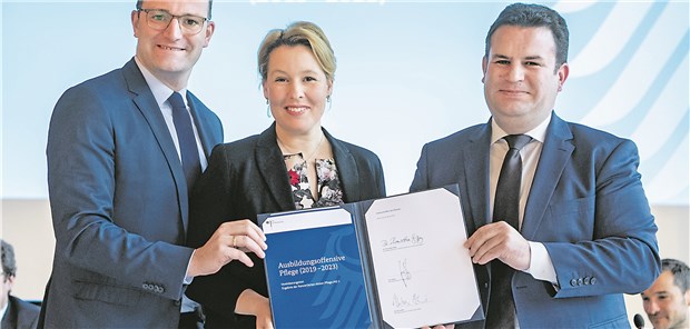 Einheitstariflohn in der Pflege nicht in Sicht Drei Politiker geben sich ein Programm: Familienministerin Franziska Giffey, flankiert von Gesundheitsminister Jens Spahn (li.) und Arbeitsminister Hubertus Heil nach der Unterschrift unter die „Pflegeausbildungsoffensive“.