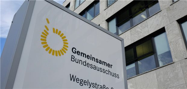 Schild vor dem Gebäude des Gemeinsamen Bundesausschusses.