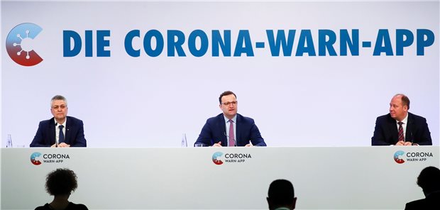 Bund hofft auf breite Nutzung neuer Corona-App Drei für die Corona-Warn-App: RKI-Präsident Lothar Wieler, Gesundheitsminister Jens Spahn und Kanzleramtsminister Helge Braun am Dienstag in Berlin.