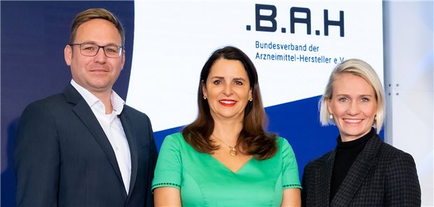 Neue Mitglieder im Vorstand des Bundesverbandes der Arzneimittel-Hersteller Drei neue Mitglieder im Vorstand (vlnr.): Sebastian Wachtarz, Dr. Katja Pütter-Ammer, Dr. Theresa v. Fugler